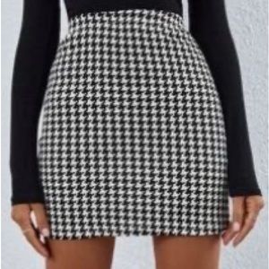 new Houndstooth Print High Waist Skirt
Black and White / 6(M)
